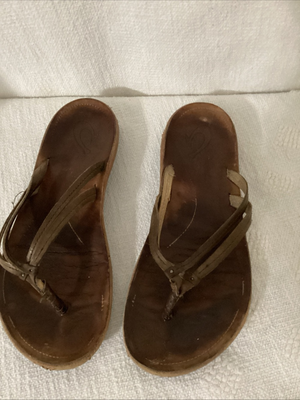 OluKai U'i Gold Strappy Leather Sandals Size 8 Beach Vacation Summer